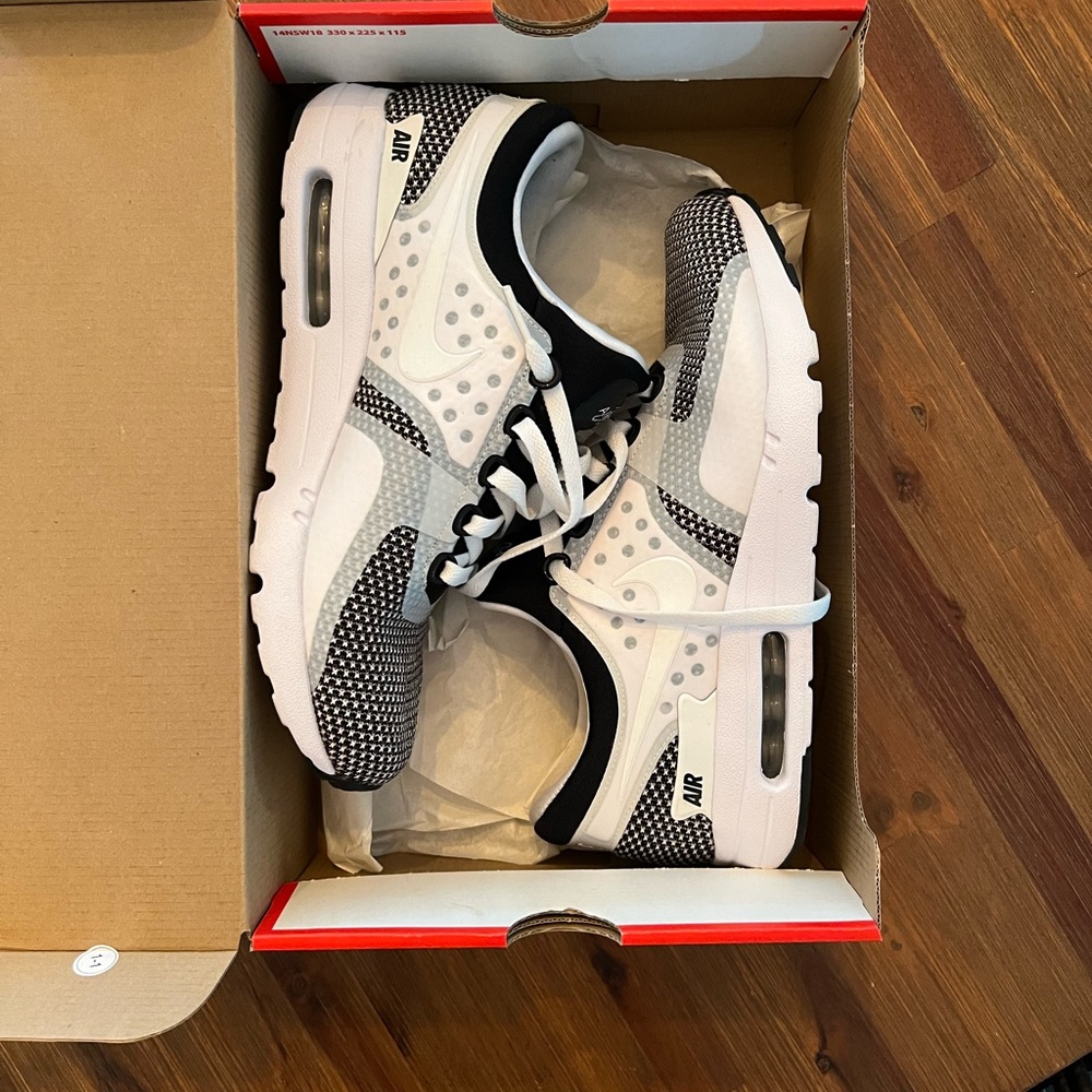 Men’s Air Max Zero Essential size 9
